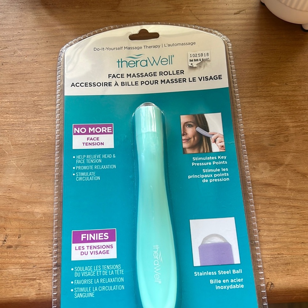 NWT therawell face massage roller